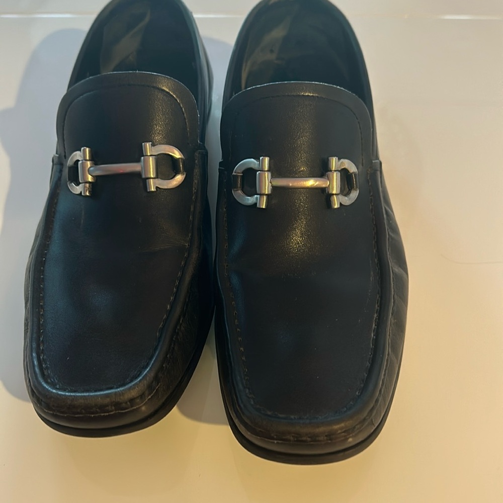 Ferragamo black leather shoes in excellent condition